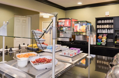 Far North Dallas Condo | Free Breakfast Buffet + Outdoor Pool + Free Wi-Fi | Comfy Suite