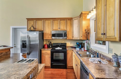 Townsend Ski Chalet | Free Breakfast | Hot Tub | Private Deck | WIFI