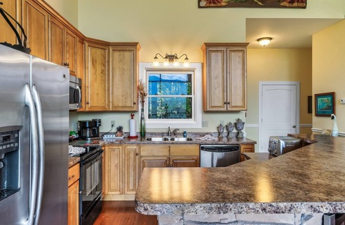 Townsend Ski Chalet | Free Breakfast | Hot Tub | Private Deck | WIFI