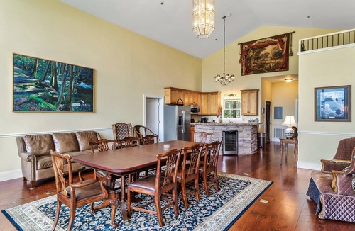 Townsend Ski Chalet | Free Breakfast | Hot Tub | Private Deck | WIFI
