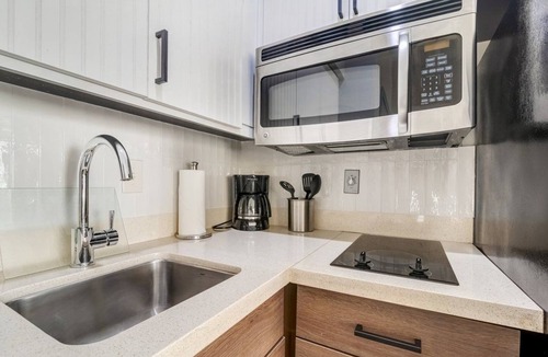 Longview Apartment | Free Breakfast. Indoor Pool. Only 15 Min from Convention Center.