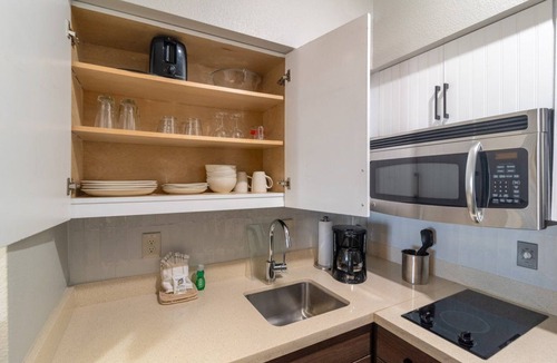 Longview Apartment | Free Breakfast. Indoor Pool. Only 15 Min from Convention Center.