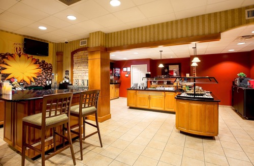 Shearer Hills - Ridgeview Condo | Free Breakfast + Outdoor Pool | Suite with Roll-in Shower Only 15 Minutes from the Riverwalk!