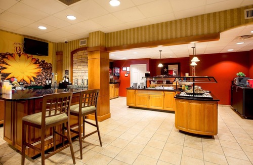 Shearer Hills - Ridgeview Condo | Free Breakfast + Outdoor Pool and Hot Tub | 15 Minutes from the Riverwalk!