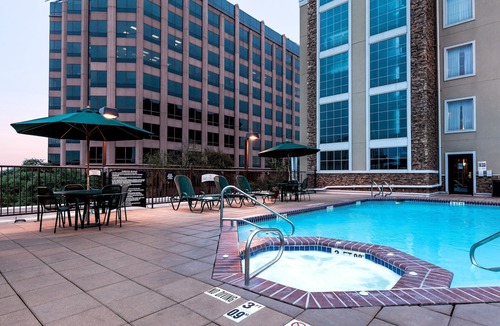 Shearer Hills - Ridgeview Condo | Free Breakfast + Outdoor Pool and Hot Tub | 15 Minutes from the Riverwalk!