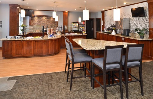 Hollywood Park Apartment | Free Breakfast + Outdoor Pool | Executive Queen Studio 15 Minutes from Six Flags!