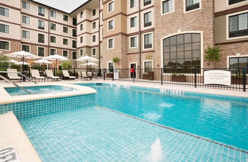 Hollywood Park Apartment | Free Breakfast + Outdoor Pool + Hot Tub