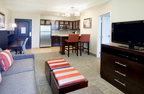 Hollywood Park Condo | Free Breakfast + Outdoor Pool + Hot Tub | 15 Minutes from Six Flags!