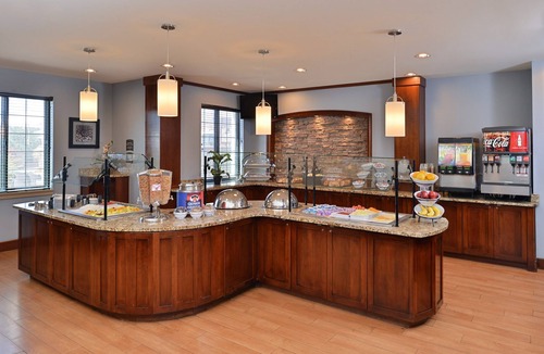 Hollywood Park Condo | Free Breakfast + Outdoor Pool + Hot Tub | 15 Minutes from Six Flags!