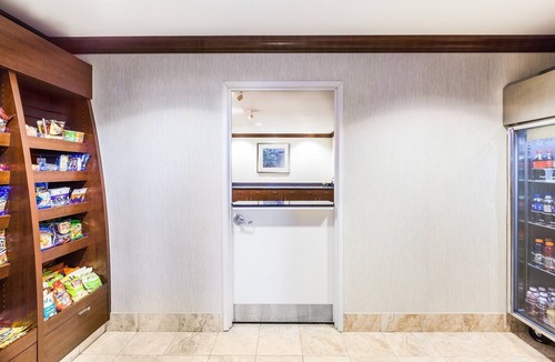 Biggs Field Condo | Free Breakfast. Outdoor Pool & Hot Tub. Free Shuttle Service.