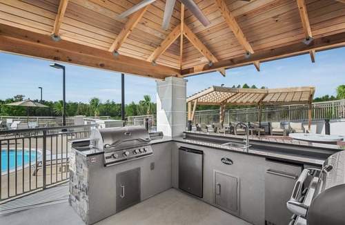 Florence Apartment | Free Breakfast, Outdoor Pool, 24 Hour Business Center. Near McLeod Regional Medical Center.