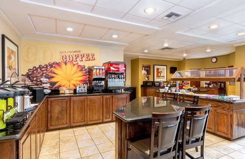 McAllen Condo | Free Breakfast. Outdoor Pool & Hot Tub. Great Location! Near the University of Texas Rio Grande Valley