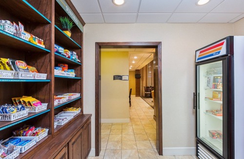McAllen Condo | Free Breakfast. Outdoor Pool & Hot Tub. Great Location! Near the University of Texas Rio Grande Valley