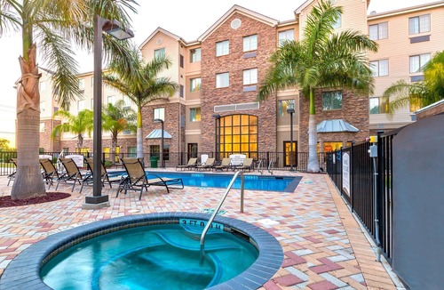 McAllen Condo | Free Breakfast. Outdoor Pool & Hot Tub. Great Location! Near the University of Texas Rio Grande Valley
