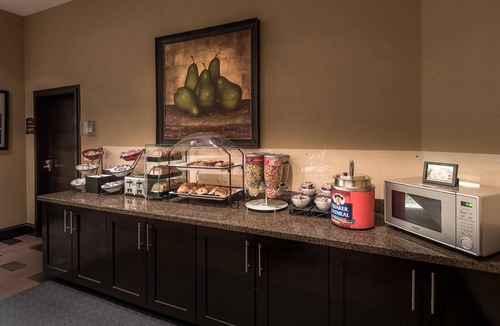 Irving Apartment | Free Breakfast + Pool | Accessible Suite