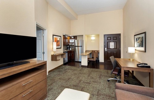 Oak Ridge Condo | Free Breakfast. Pool & Gym. King Suite. Your Next Trip!