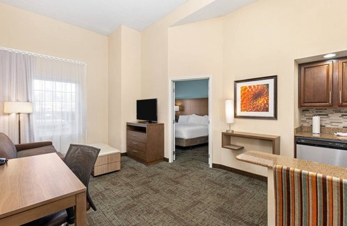 Oak Ridge Condo | Free Breakfast. Pool & Gym. King Suite. Your Next Trip!