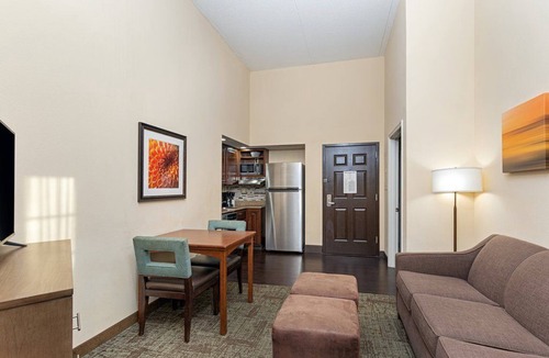 Oak Ridge Condo | Free Breakfast. Pool & Gym. Near the University of Tennessee Arboretum!