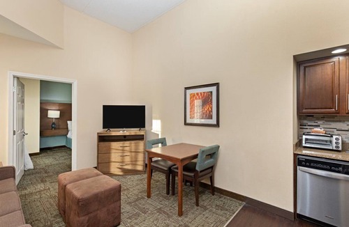 Oak Ridge Condo | Free Breakfast. Pool & Gym. Near the University of Tennessee Arboretum!