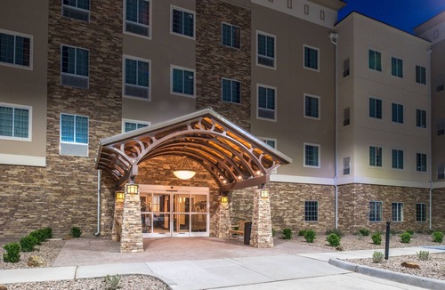 Pecos Condo | Free Breakfast. Pool. Gym. Close to Maxey Park Zoo!