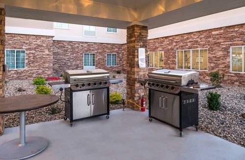 Pecos Condo | Free Breakfast. Pool. Gym. Close to Maxey Park Zoo!