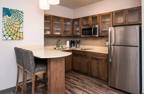 Pecos Condo | Free Breakfast. Pool. Gym. Great for Business Travelers!
