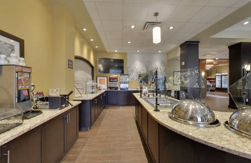 Madison Apartment | Free Breakfast. Pool with a Slide. Near Olbrich Botanical Gardens!