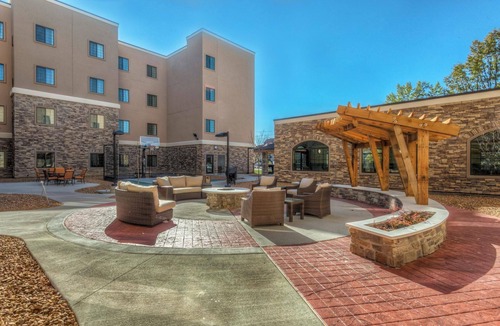 Maryland Heights Condo | Free Breakfast + Gym, and BBQ Area | Perfect Family Vacation!