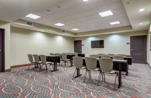 Maryland Heights Condo | Free Breakfast + Gym, and BBQ Area | Perfect Family Vacation!