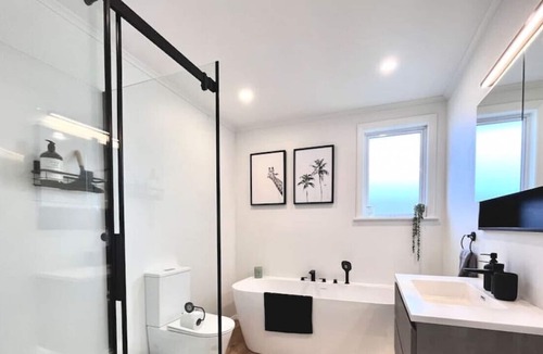 Hamilton House | Free Cleaning & Close to Everything!