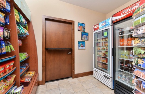 Nor Este Apartment | Free Daily Breakfast, Pool + Hot Tub Access