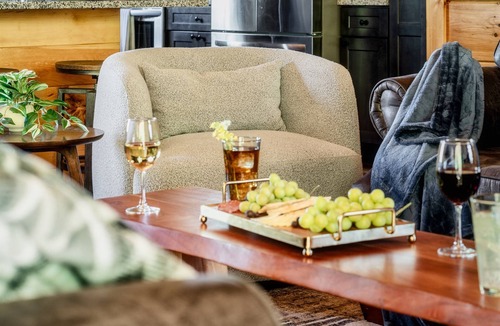 Gatlinburg Cabin | Free Dollywood Tix/Luxe/Spacious/Modern/Game Room