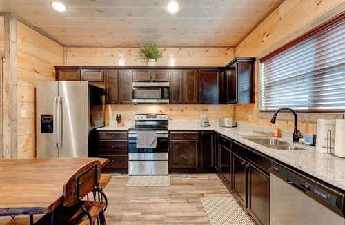 Sevierville Cabin | Free Dollywood Tix/HotTub/FirePit/Peaceful/Arcade/
