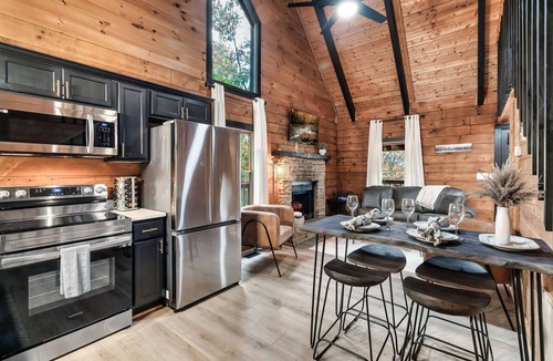 Sevierville Cabin | Free Dollywood Tix/Couples Cabin/HotTub/