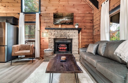 Sevierville Cabin | Free Dollywood Tix/Couples Cabin/HotTub/