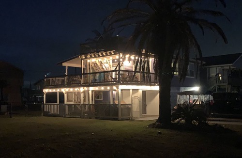 Galveston House | FREE Golf Cart Cozy updated beach cottage with view of Gulf and community pool