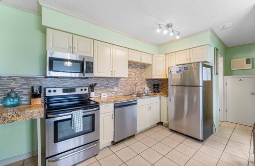 Silver Sands Beach Condo | FREE Golf&Perks! Updated, Cozy Beachfront Bargain, Amazing Views, Pool&Grills