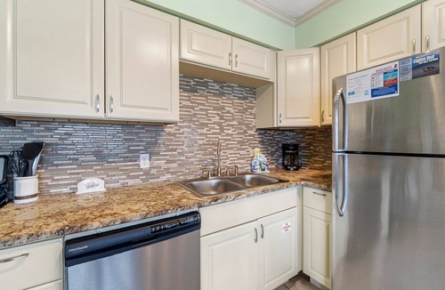 Silver Sands Beach Condo | FREE Golf&Perks! Updated, Cozy Beachfront Bargain, Amazing Views, Pool&Grills