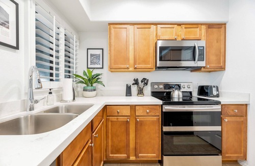 North Scottsdale Condo | FREE GOLF! Resort Style 1st floor condo in Great Location! Heated Pool/Spa/Gym, Near Shops/Dining!