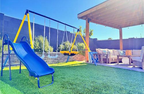 East Mesa House | Free Heated PoolHot TubKing BedSwing SetGames