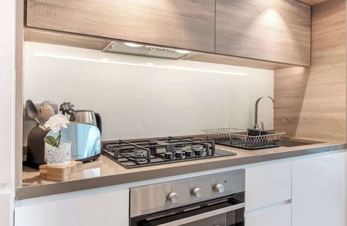 Dubai Marina Apartment | Free housekeeping visits during your stay - StayShort - Elegant & Bright Studio Retreat in Dubai Marina that Sleeps 3