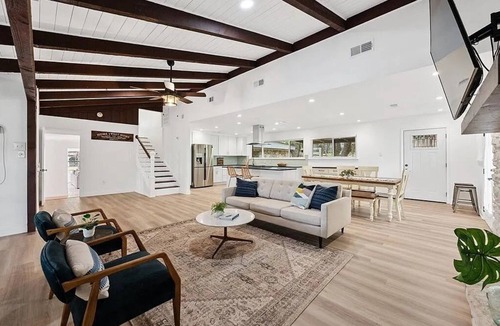 Austin Villa | FREE LIMO, Private Pool Jacuzzi, 8 acres 5 room 5 bath Sleeps 26