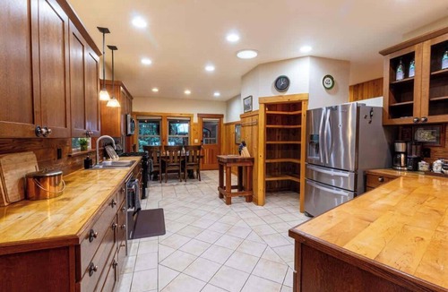 Paradise Estates Cabin | Free Night! 5bd-4bath+HotTub+Sauna+EV