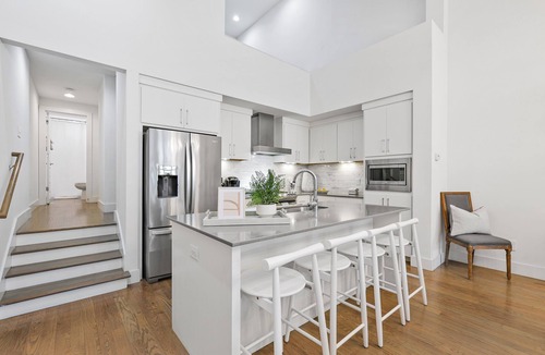 West End House | FREE NIGHT DEAL! DOWNTOWN LUXURY! ONLY 2MI TO BROADWAY! #4 of 5 HOMES IN A ROW!