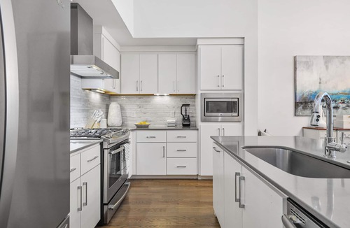 West End House | FREE NIGHT DEAL! DOWNTOWN LUXURY! ONLY 2MI TO BROADWAY! #4 of 5 HOMES IN A ROW!