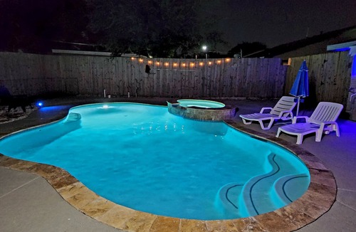 Edgebrook House | FREE NIGHT! Sleeps 14! Private Pool, Hot Tub