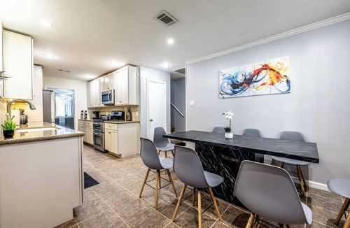 Southeast Houston House | FREE NIGHT! Sleeps 20, Private Pool, Hot Tub