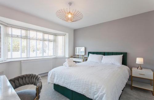Woodley House | Free Parking 14-Bed Home Large Groups