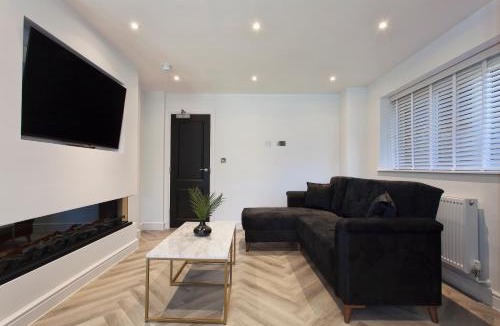 Woodley House | Free Parking 14-Bed Home Large Groups