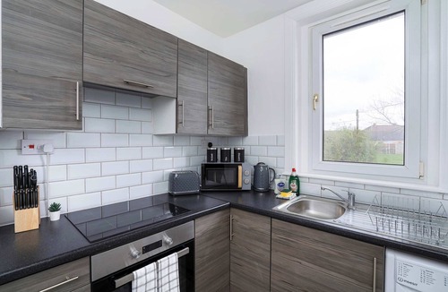 Wishaw Apartment | Free Parking - 2 Bedroom Flat-by Holiday Homes